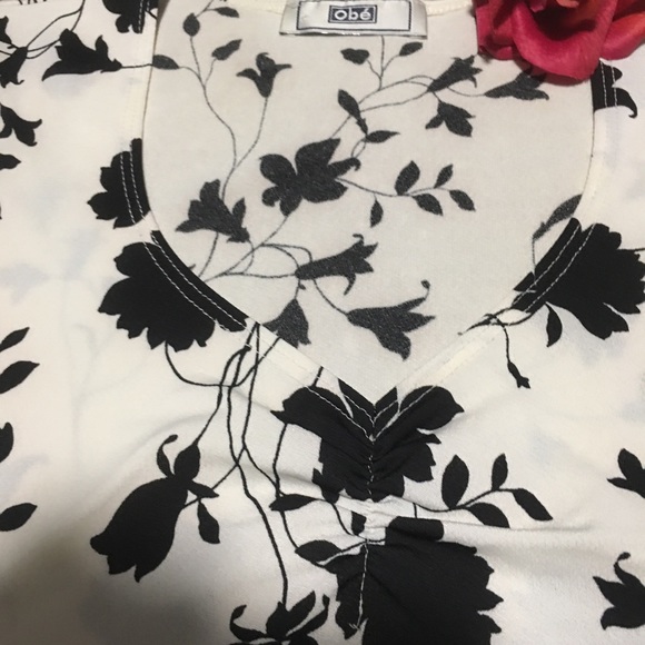 TOP BLACK & WHITE OBE CAP SLEEVE V NECK RUCHED EUC - Picture 5 of 5